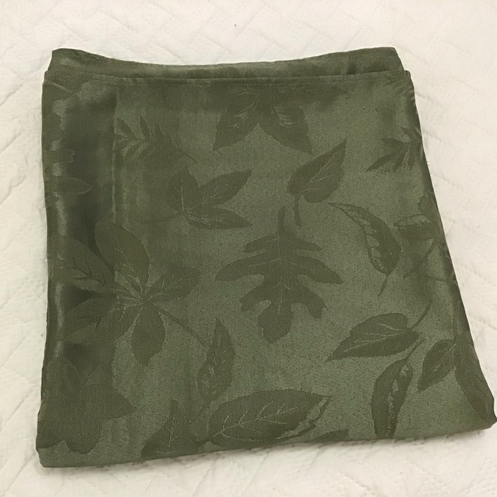 Croft & Barrow Green Leaf Pattern Fall Extra-Large Tablecloth - Picture 3 of 5